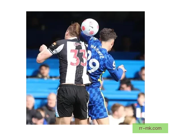 丹伯恩欧冠主场头槌破门斩获欧冠首球纽卡铁卫关键一顶点燃全场