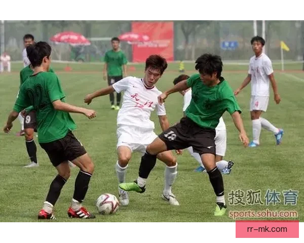 李源一中场拼抢积极展现强大竞争力为球队带来重要支援